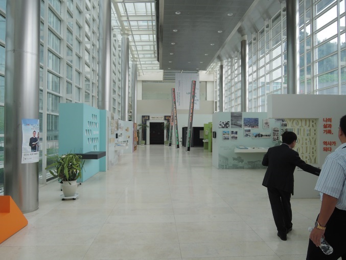 韓國國家檔案館-1樓大廳檔案特展一景