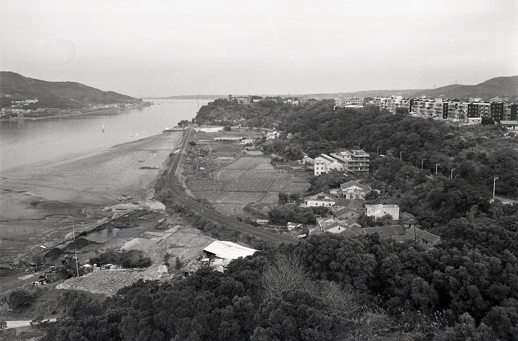 圖3 關渡大橋關渡端未開工前一景，靠近淡水河的小村莊在工程開始前遷村