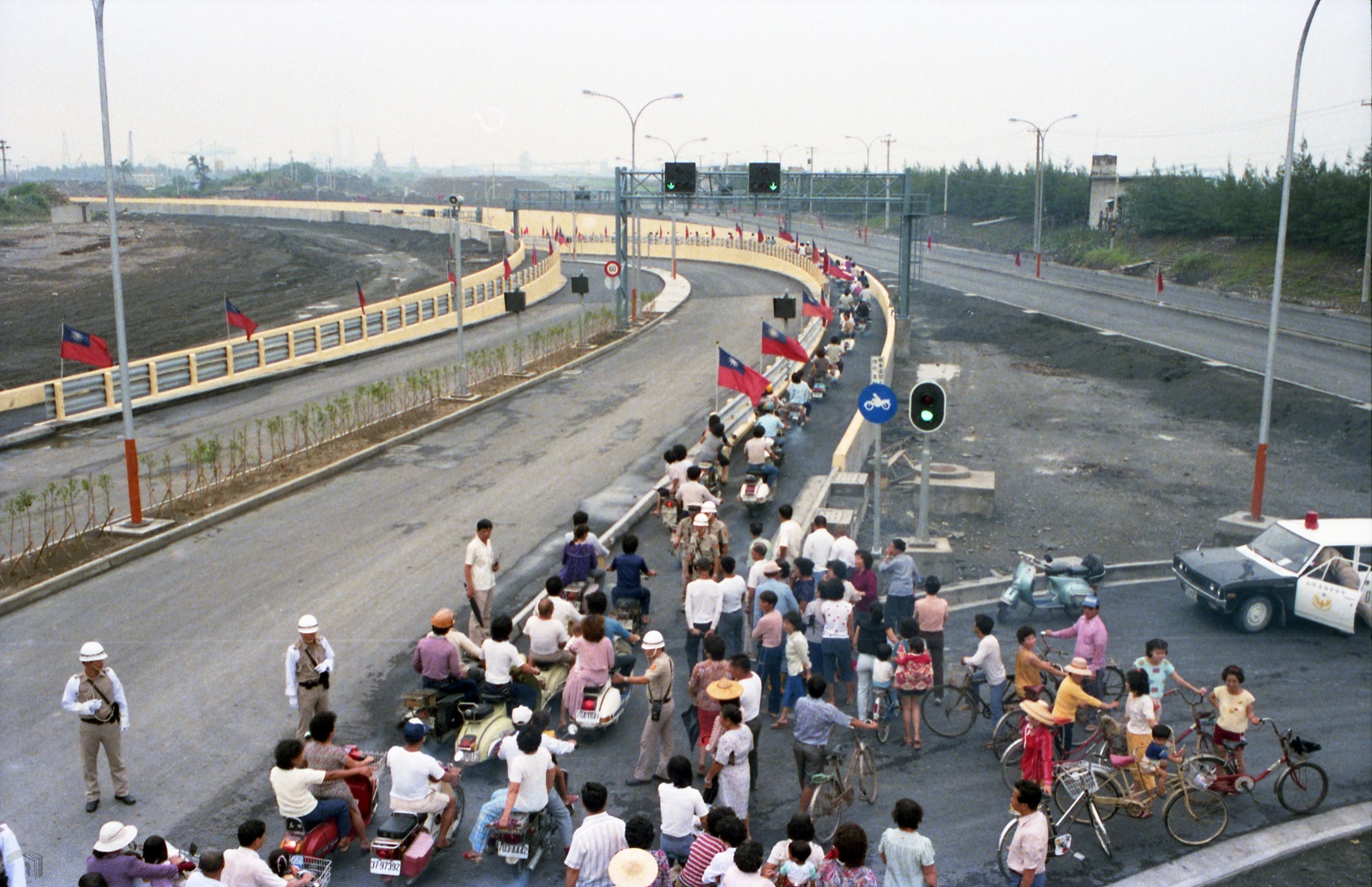 圖7 過港隧道通車當天，旗津民眾迫不及待體驗騎機車過大海的新感受