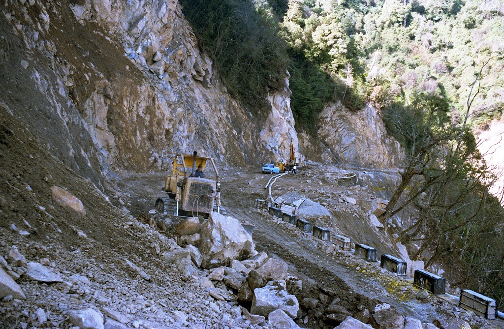 圖8 新中橫公路工程，嘉義玉山線施工情形