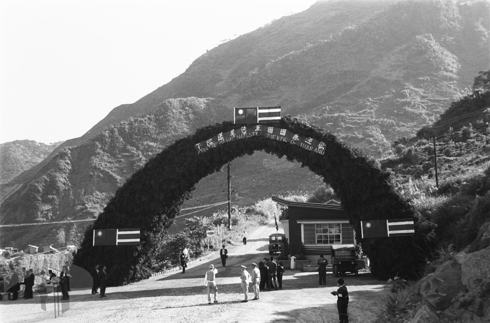 圖11 歡迎蒲美蓬國王參訪石門水庫建設