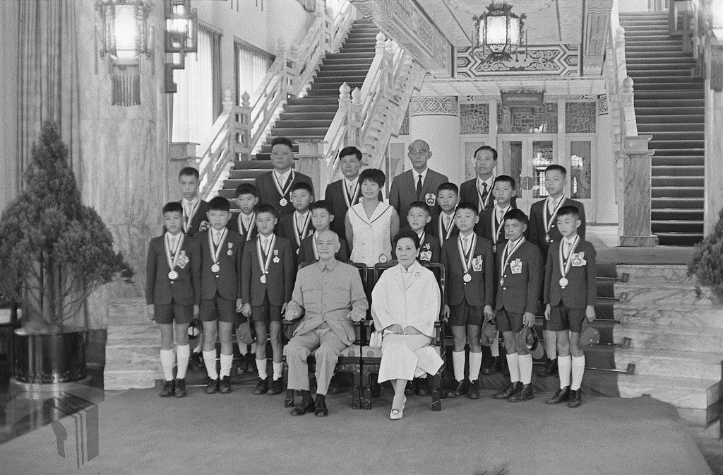圖2 蔣中正總統接見中華金龍少年棒球隊