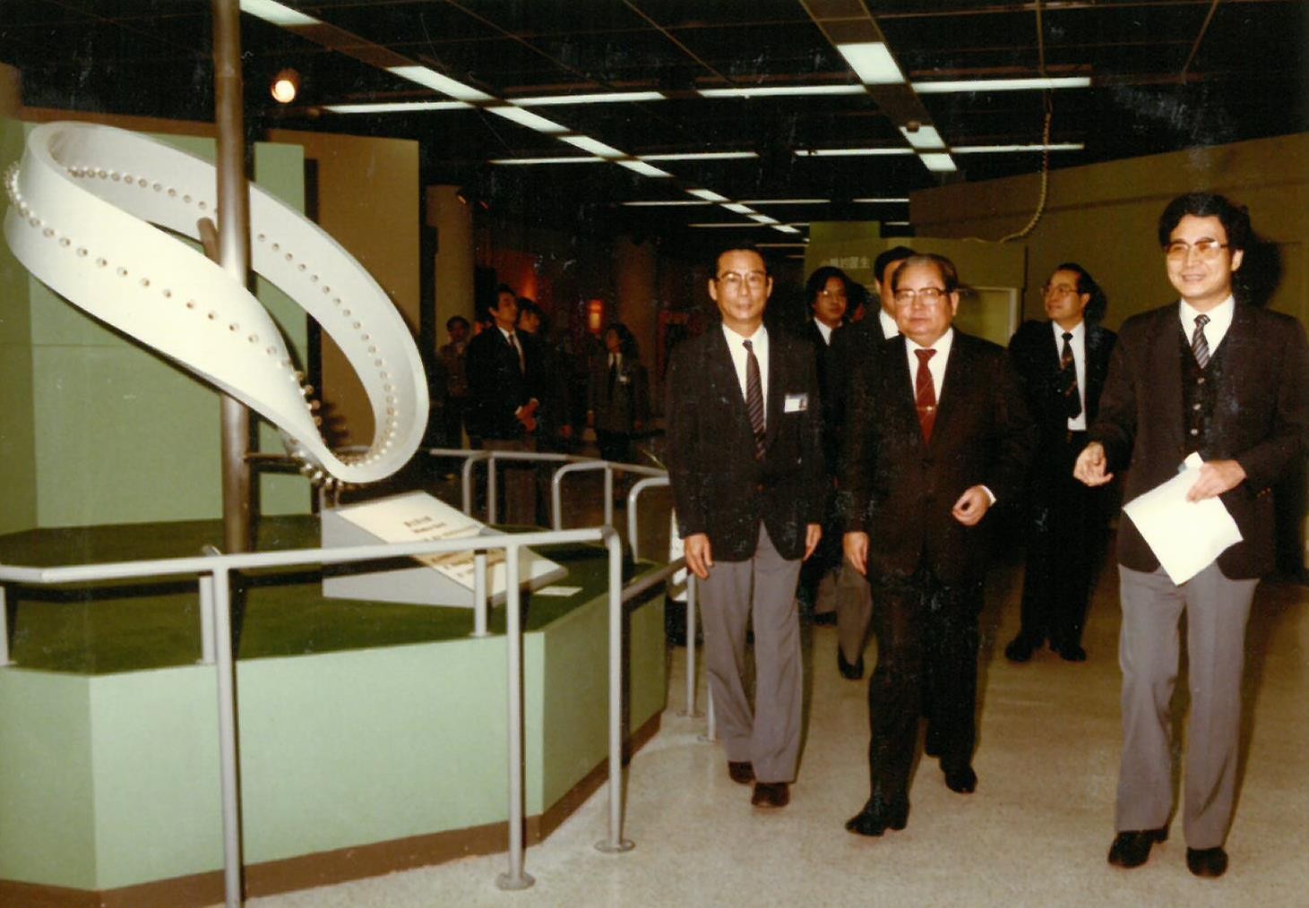 圖2:臺灣省政府主席訪視國立自然科學博物館