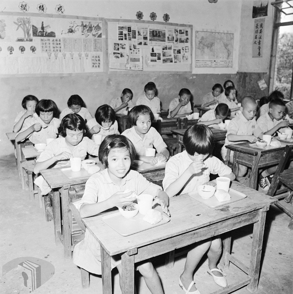 龍壽國民學校學童首次吃到美援營養午餐