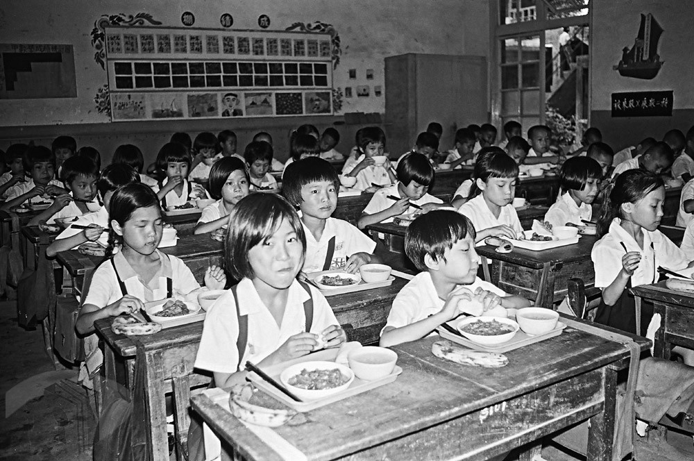 圖13 學童們大快朵頤享用營養午餐