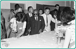 圖13 非洲馬拉威共和國總統班達參觀高雄加工出口區復興木業公司