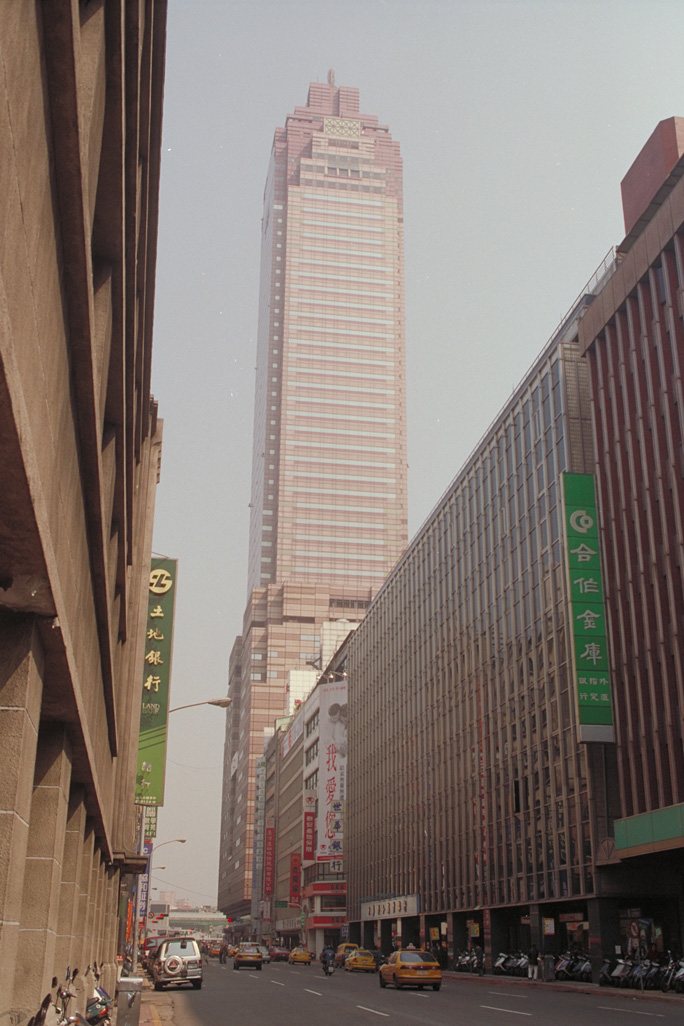 圖8 2000年的新光三越大樓一景