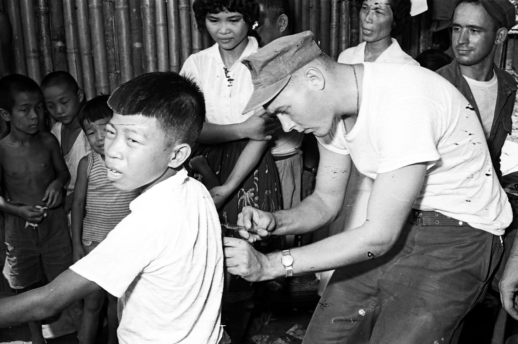 圖10 美軍協助彰化災區施打疫苗預防傳染病