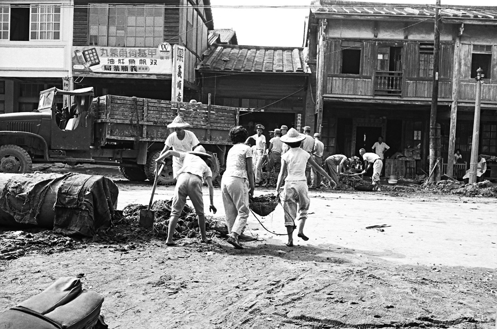圖6 八七水災後國軍出動卡車協助民眾清理街道
