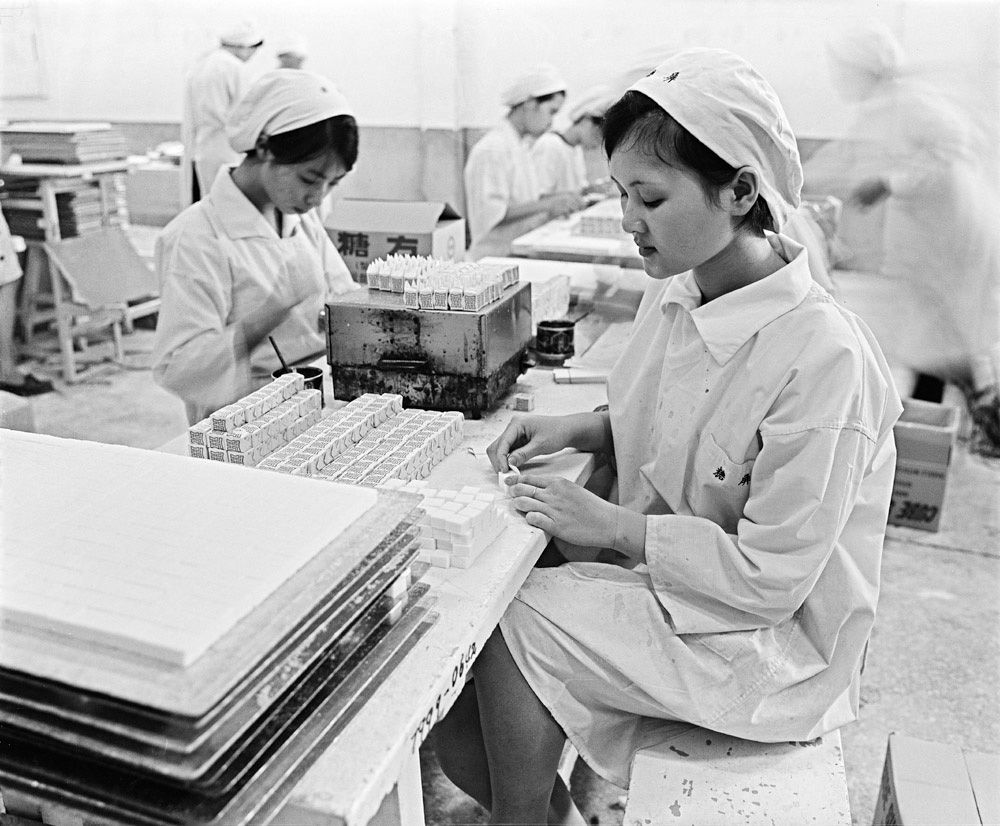 圖12 屏東糖廠內正在包裝方糖的女性工作人員