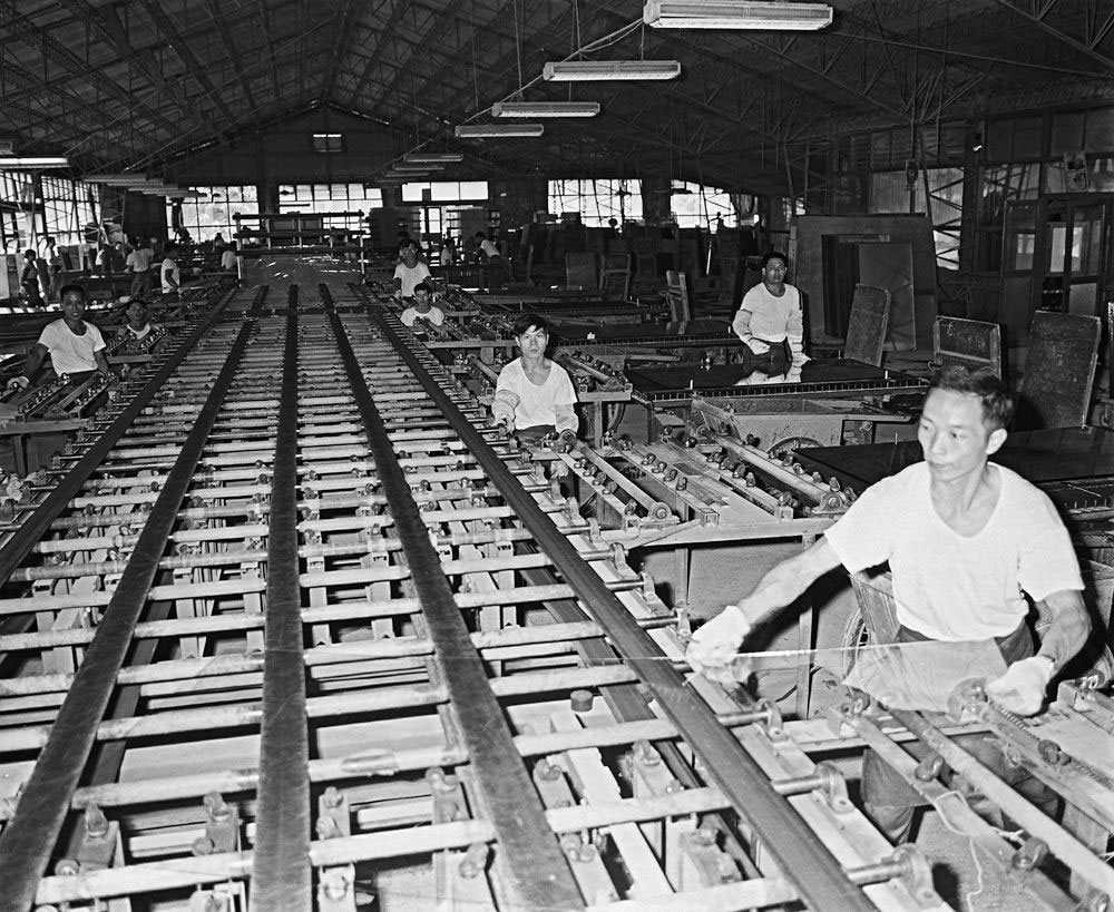 圖14 新竹玻璃製造廠員工作業情形