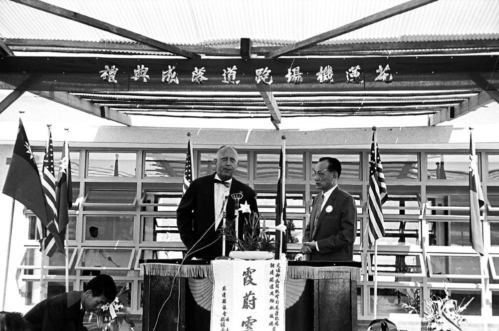 圖6 安全分署署長郝樂遜於花蓮機場跑道落成典禮時致詞