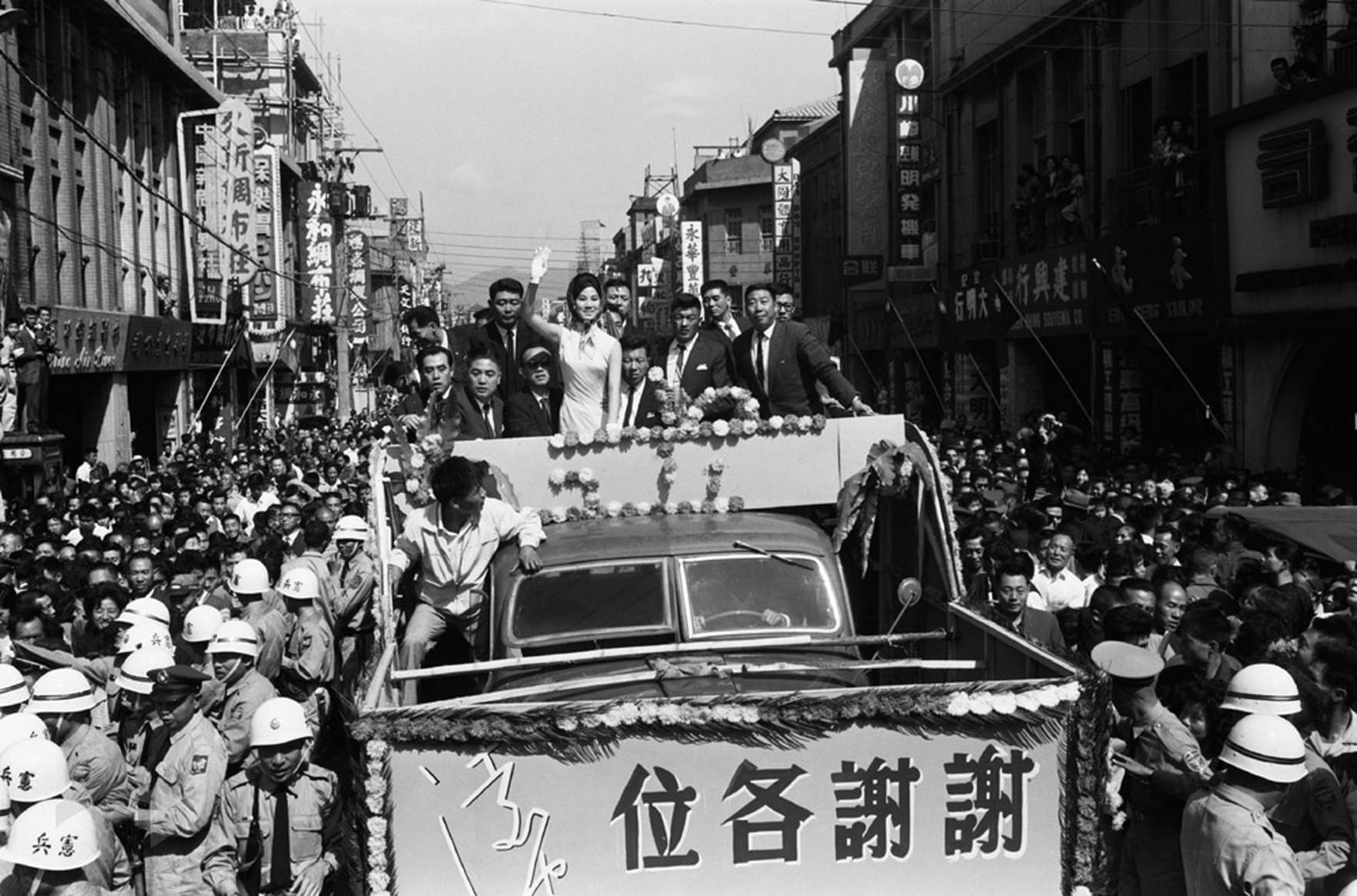 圖12 「梁山伯與祝英台」電影中飾演男主角的凌波回臺彩車遊行的畫面。