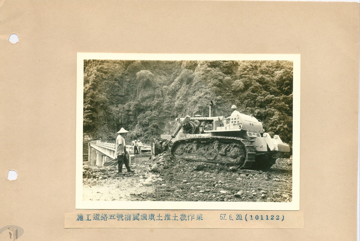 圖4 施工道路5號橋翼牆以推土機填土作業中