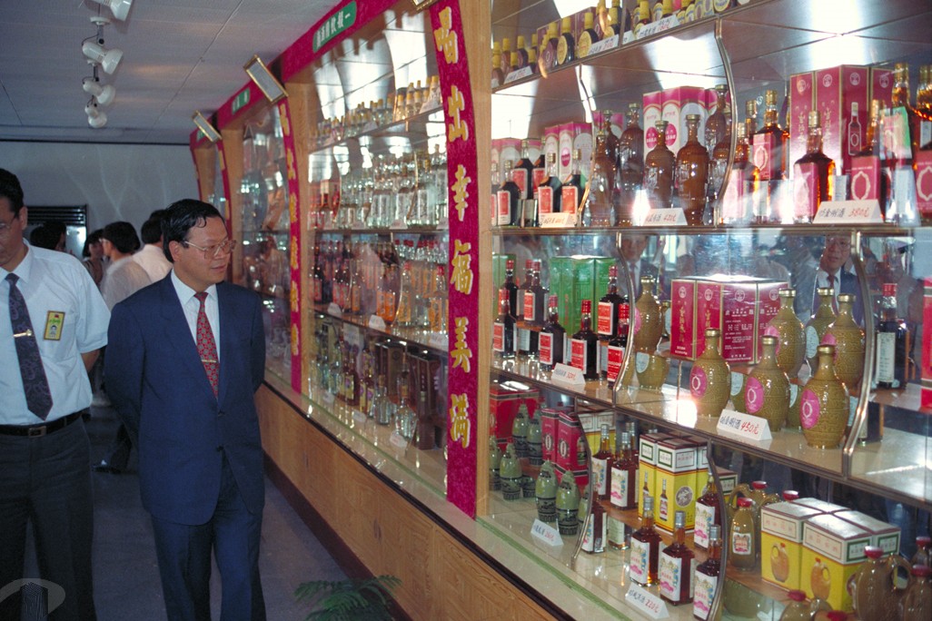圖12 貨架上琳瑯滿目的酒品供君挑選