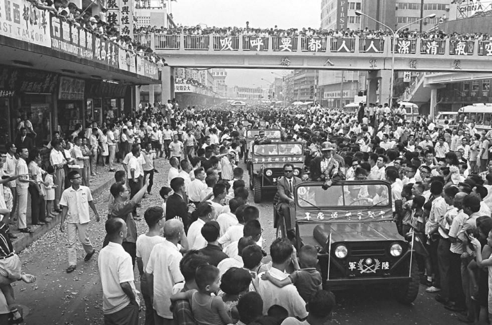 圖11 棒球國家代表隊車隊遊行,受到民眾熱情歡呼