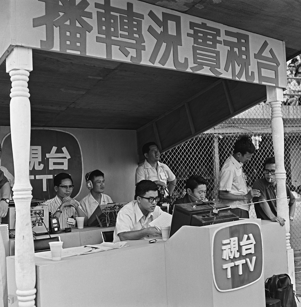 圖9 臺視公司主播盛竹如(前排中)實況轉播遠東區青少棒賽由華興中學大戰關島隊