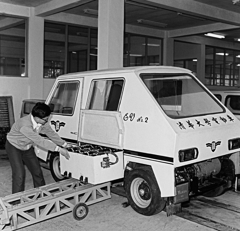 刊頭 清華大學研製我國首批電動車