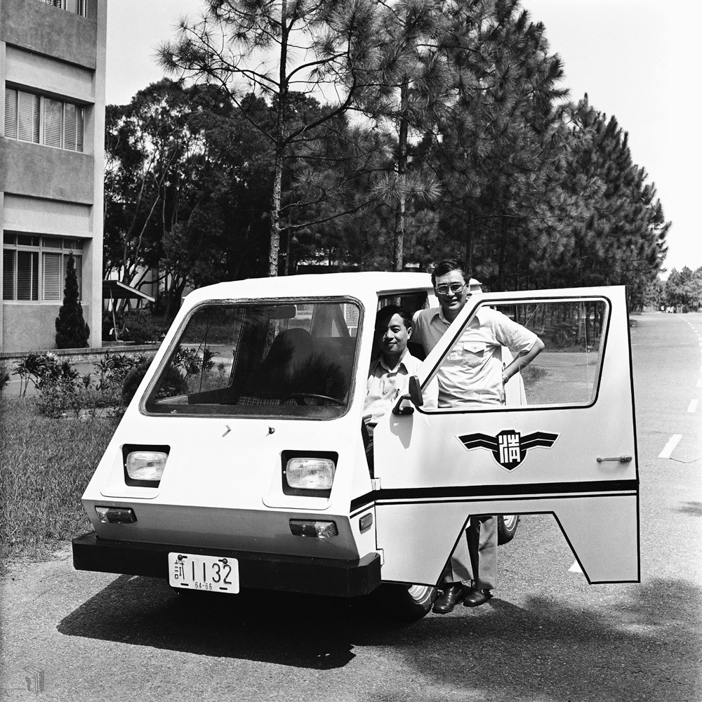 圖2 時任清華大學工學院院長毛高文(右)與電動車合影