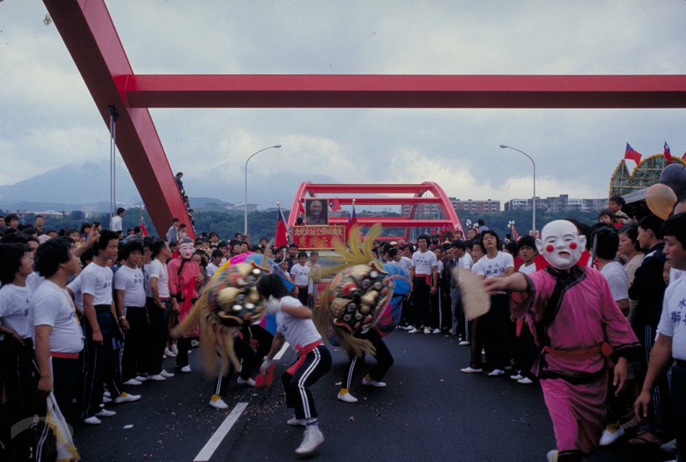 圖13 舞獅慶祝大橋通車