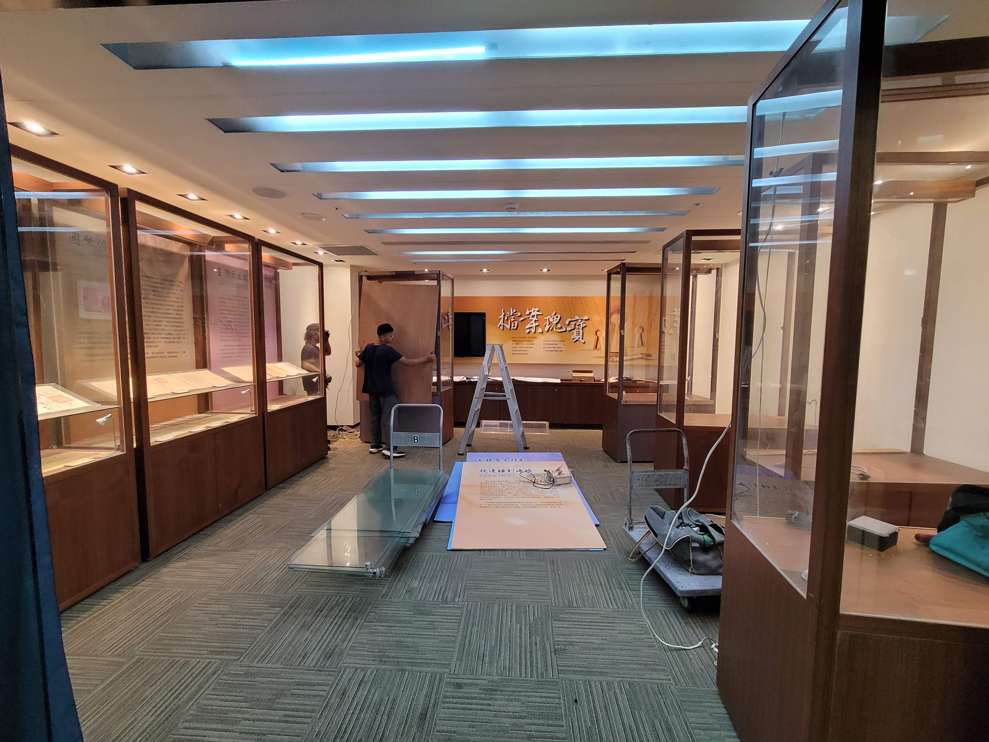 02_原有常設展展櫃拆除中