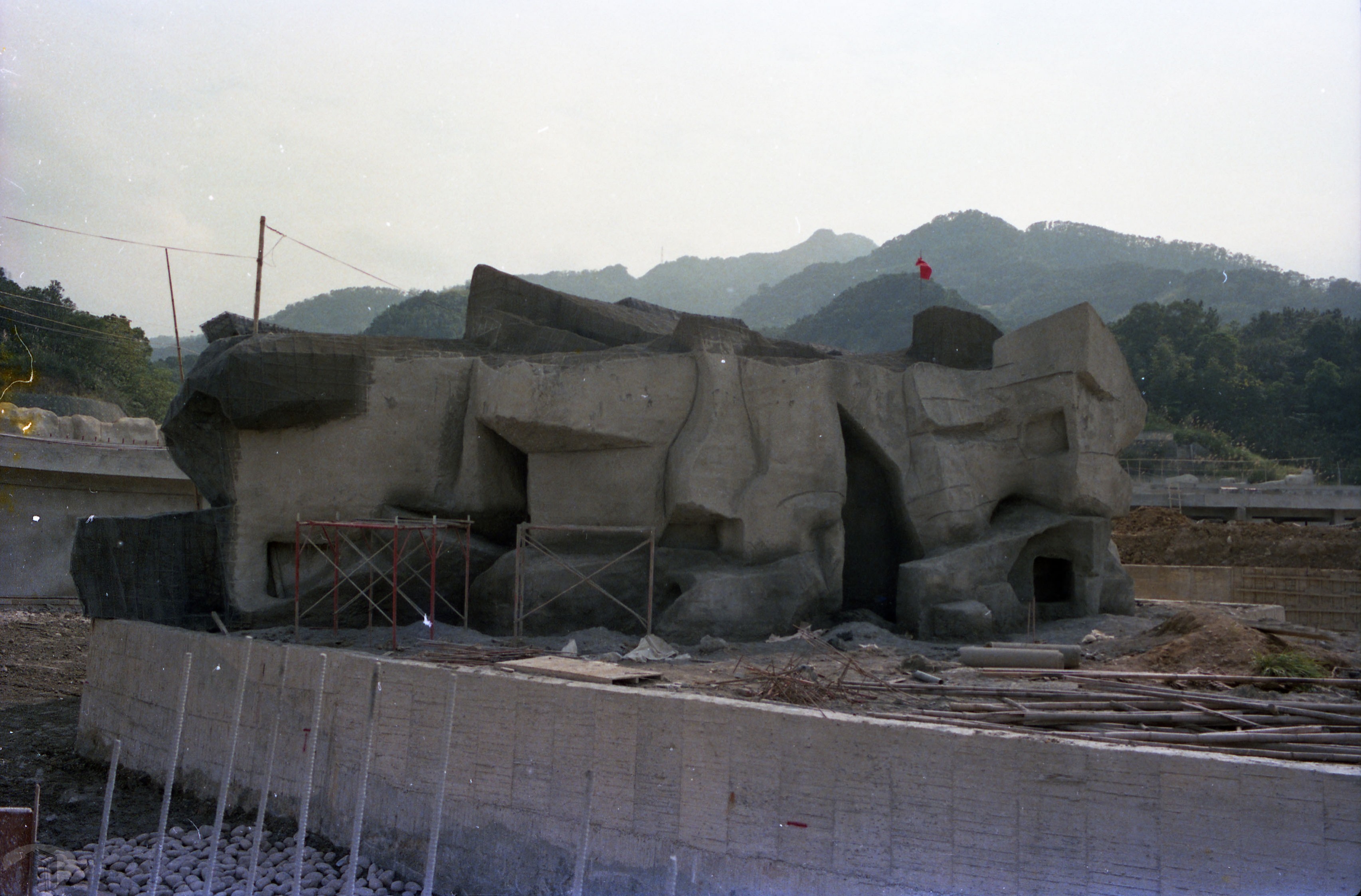 13 建築物被假山工程包被起來