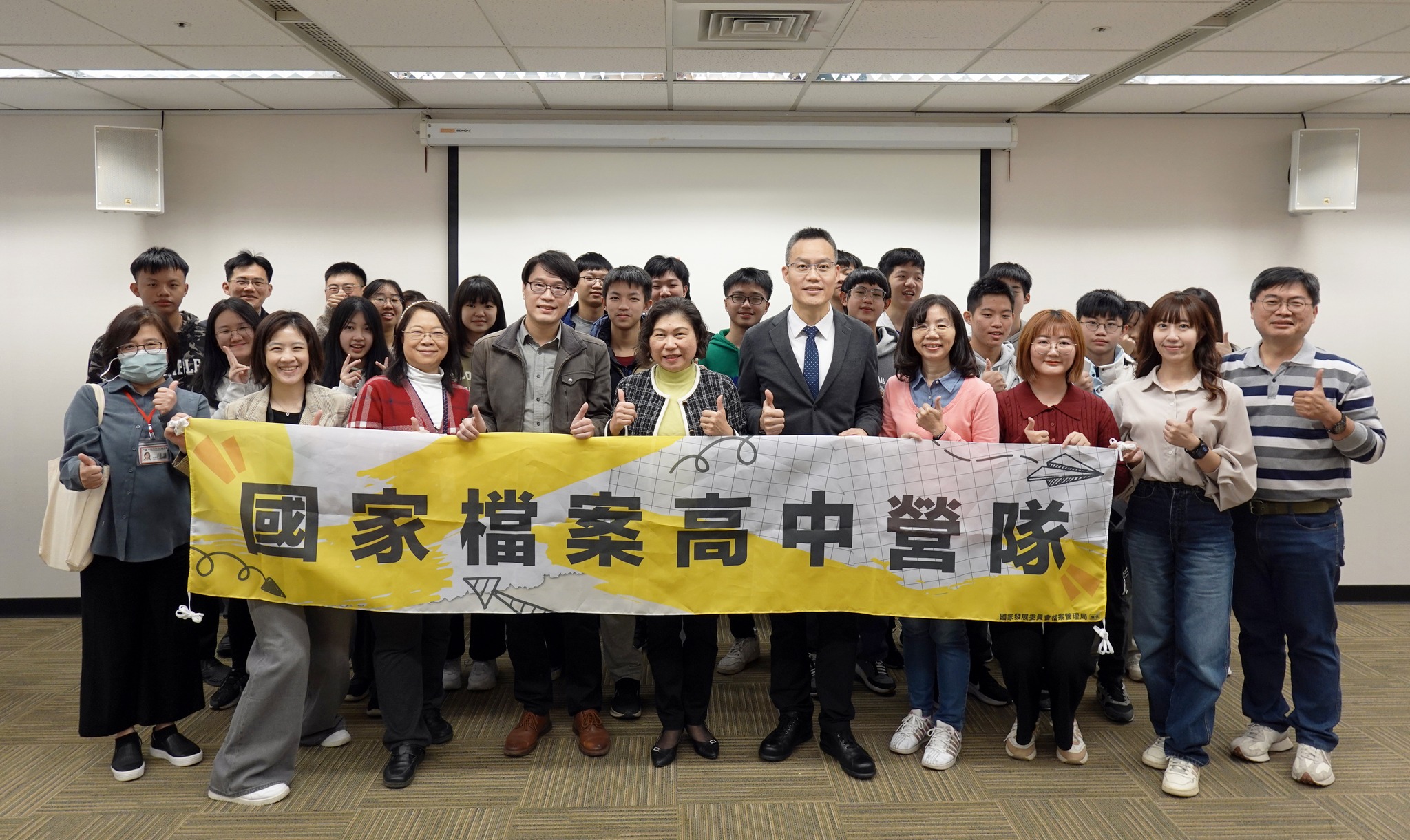 01檔案局陳美蓉副局長(前排右5)、新北市丹鳳高中姜禮德校長(前排右4)、板橋高中賴彥全總務主任出席營隊活動(前排右6)
