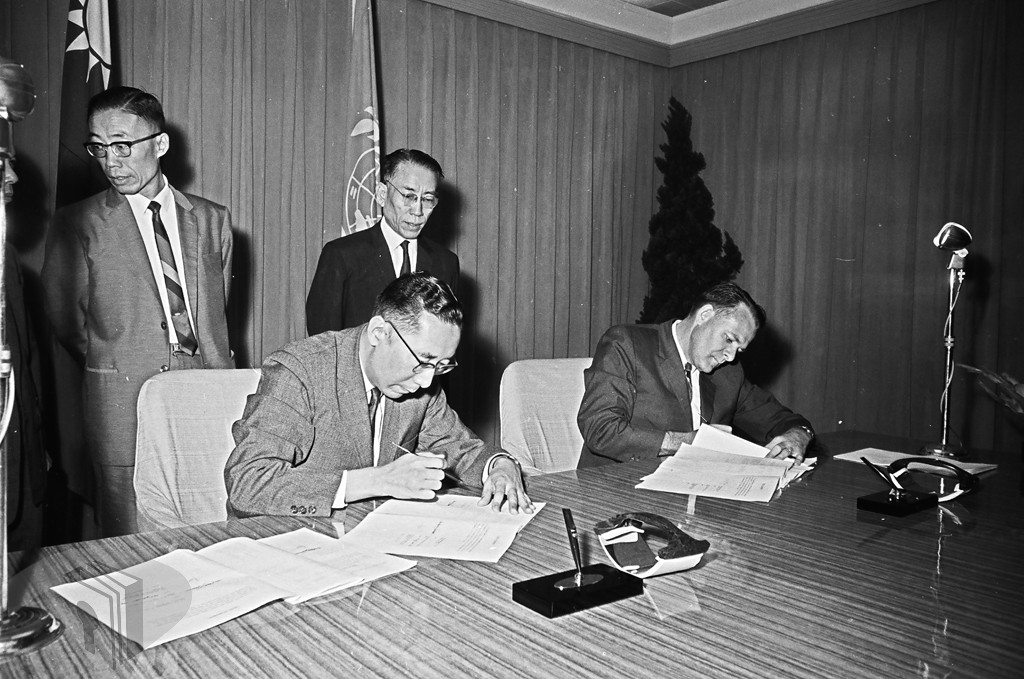 10 經濟部次長張繼正(左)及聯合國特別基金駐華副代表伊文森(Wilhalm Ivensen)(右)簽署「聯合國協助我國發展林業計畫」