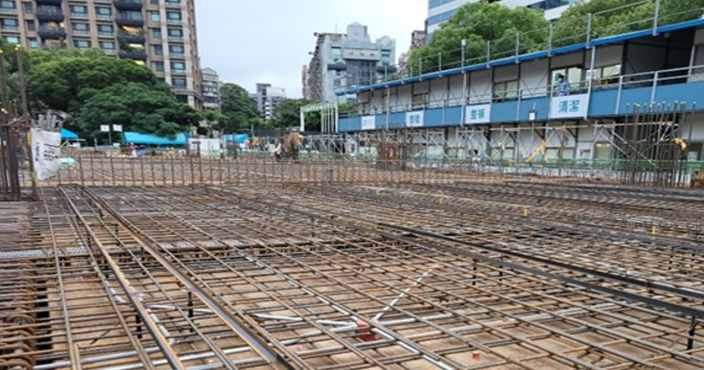 圖3 埋設鍍鋅角鐵及可調節式固定座