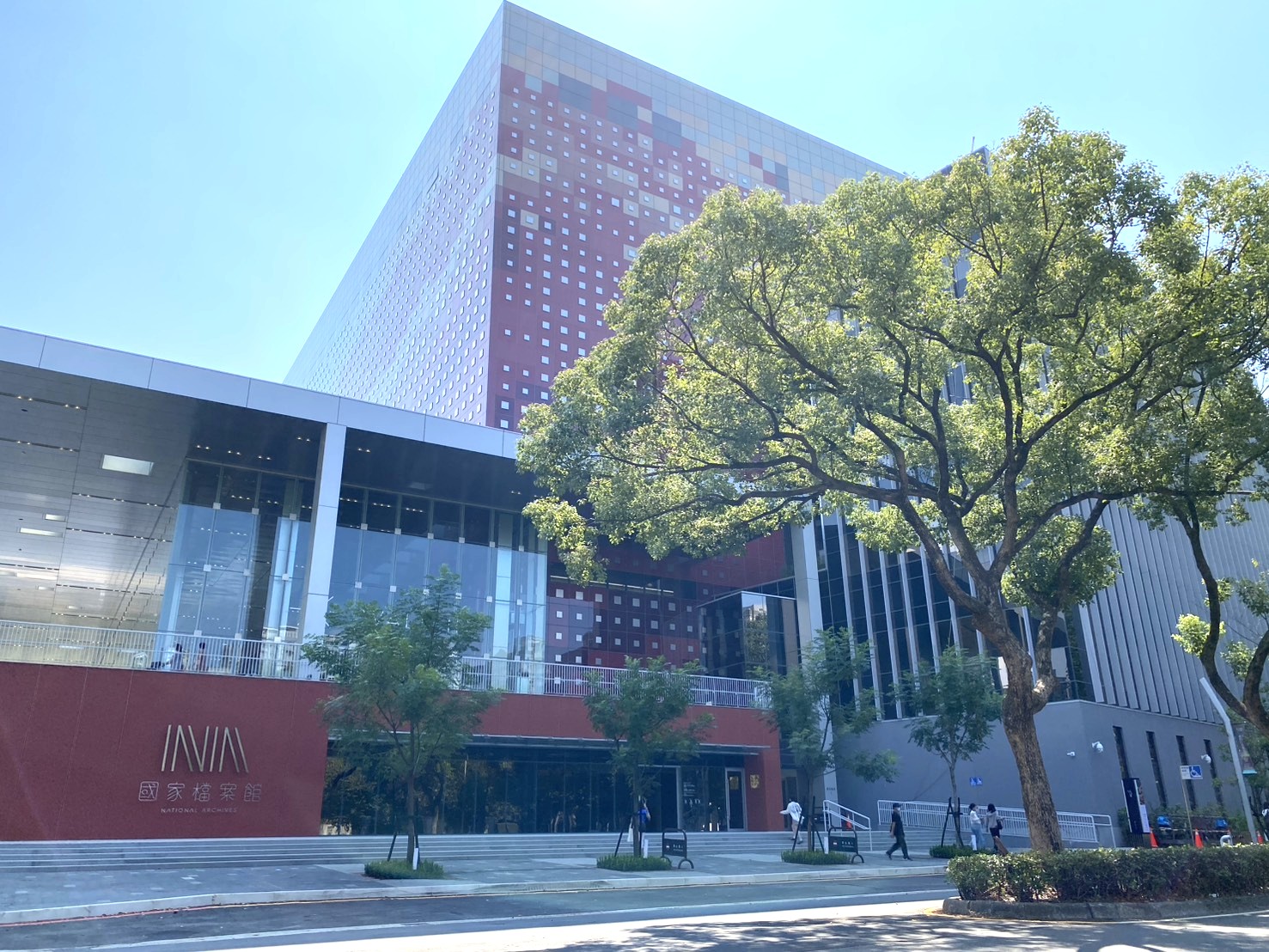 圖1 國家檔案館漸層磚紅烤漆玻璃搭配霧面不鏽鋼片建築外觀