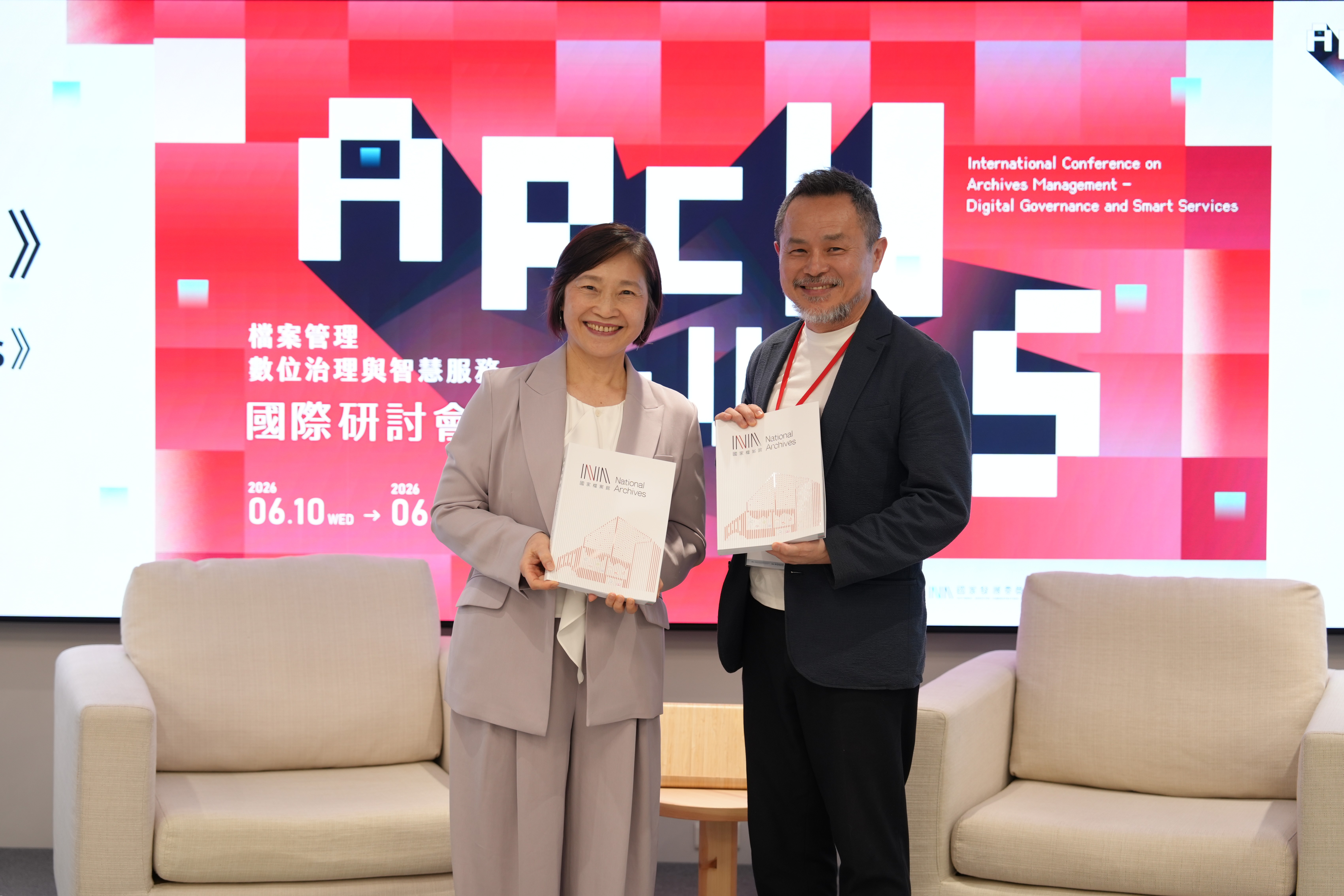 圖2-國家發展委員會檔案管理局局長林秋燕(左)和郭英釗建築師(右)共同發表新書