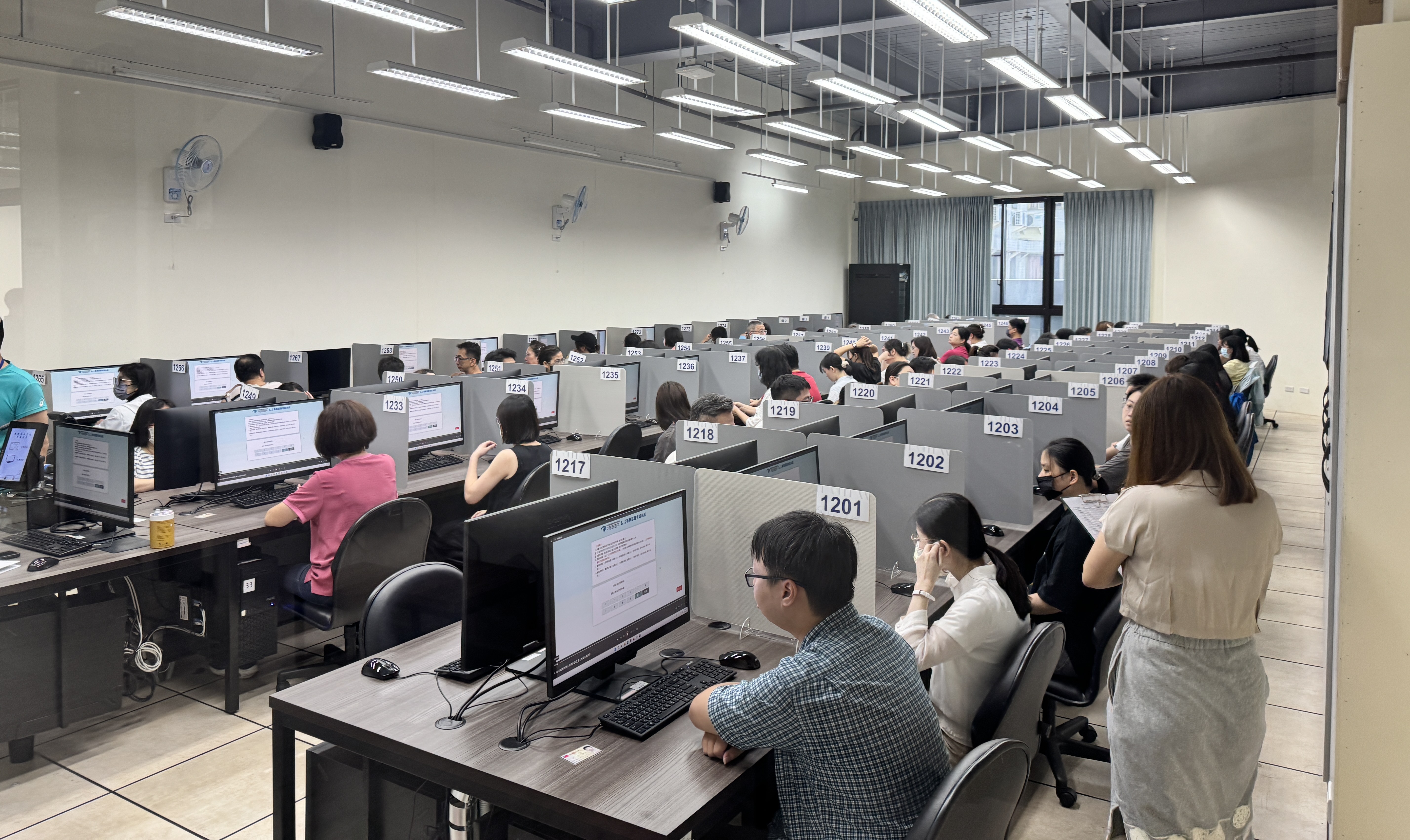 圖2 檔案管理人員專業認證電腦考試情形